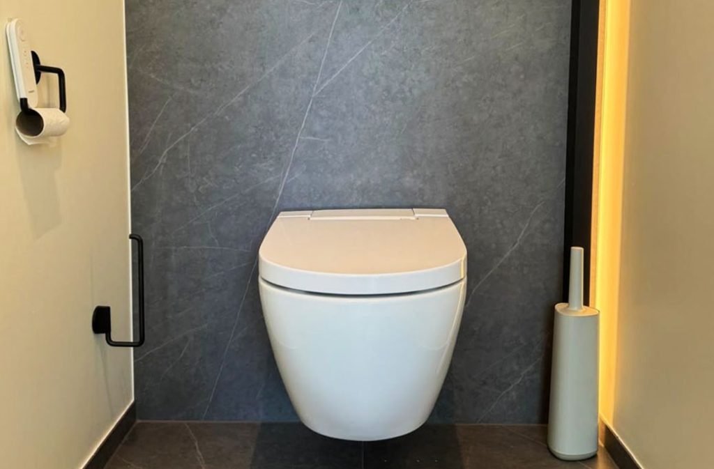 Toilet met sproeier